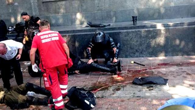 У правоохоронців кинули бойову гранату. Є пораненні У правоохоронців кинули бойову гранату. Є пораненні