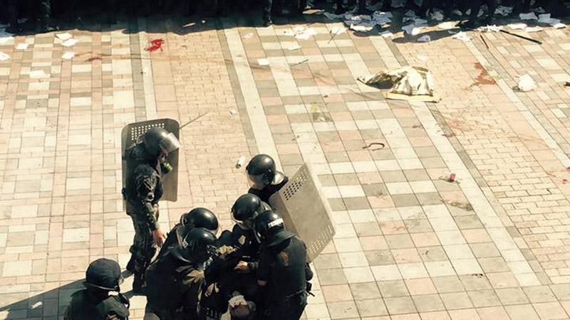 З’явилося відео кривавого побоїща під Радою З’явилося відео кривавого побоїща під Радою