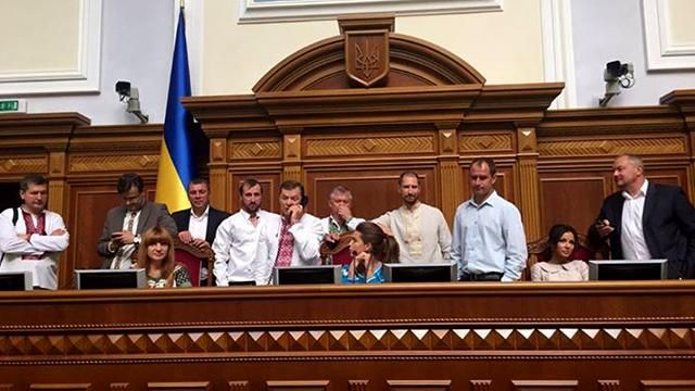 Кошелева пришла в Раду в вышиванке за почти 30 тысяч гривен Кошелева пришла в Раду в вышиванке за почти 30 тысяч гривен