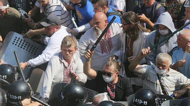 Хто влаштував сутички під Верховною Радою? Ваша думка Хто влаштував сутички під Верховною Радою? Ваша думка