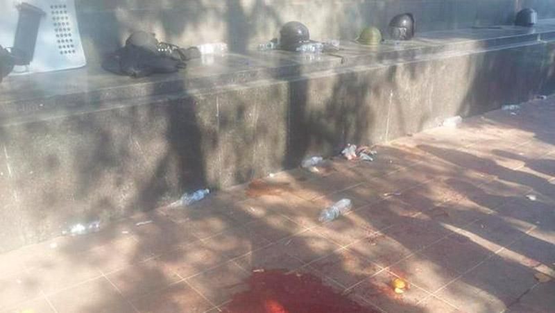 Мітинг під Радою завершений, сутички почались під готелем "Київ" Мітинг під Радою завершений, сутички почались під готелем "Київ"