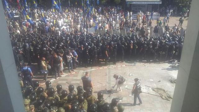 Сутички під Радою: 90 поранених та 30 арештованих Сутички під Радою: 90 поранених та 30 арештованих