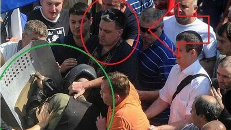 Тягнибок спостерігає за побиттям силовика: фотофакт Тягнибок спостерігає за побиттям силовика: фотофакт