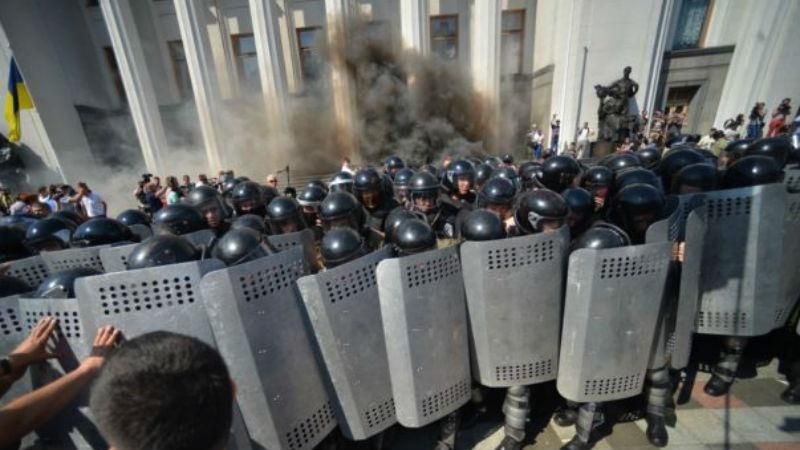 Гройсман назвал стычки под Радой терактом Гройсман назвал стычки под Радой терактом