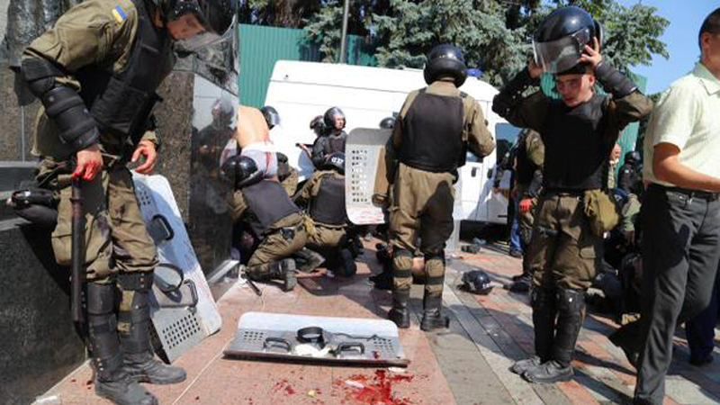 Протестующие требуют отпустить задержанных участников столкновений под Радой Протестующие требуют отпустить задержанных участников столкновений под Радой