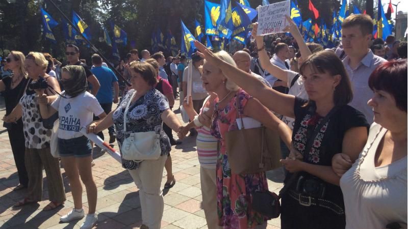 Фарион засветилась на видео, когда била правоохранителей Фарион засветилась на видео, когда била правоохранителей