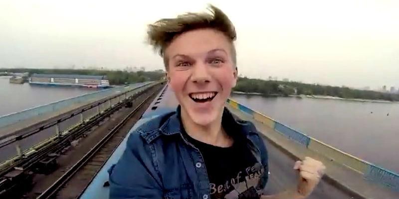 Українець безстрашно проїхався на даху метро Українець безстрашно проїхався на даху метро