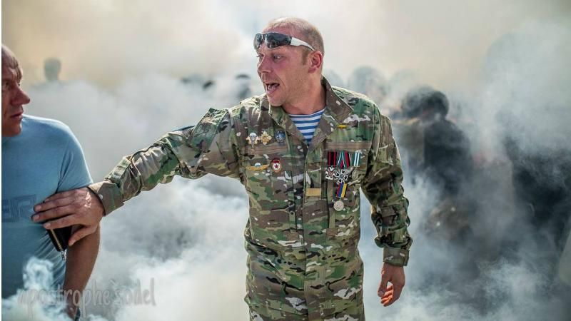 Фото дня: десантник пытался утихомирить стычки под Радой Фото дня: десантник пытался утихомирить стычки под Радой