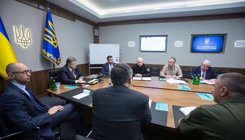 Порошенко собрал силовиков на экстренное совещание Порошенко собрал силовиков на экстренное совещание