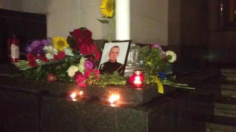 Люди несуть квіти та свічки до місця, де смертельно поранили нацгвардійця Люди несуть квіти та свічки до місця, де смертельно поранили нацгвардійця