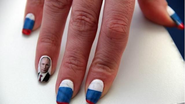 Манікюр і татуювання з Путіним: як росіяни роблять культ із свого президента  