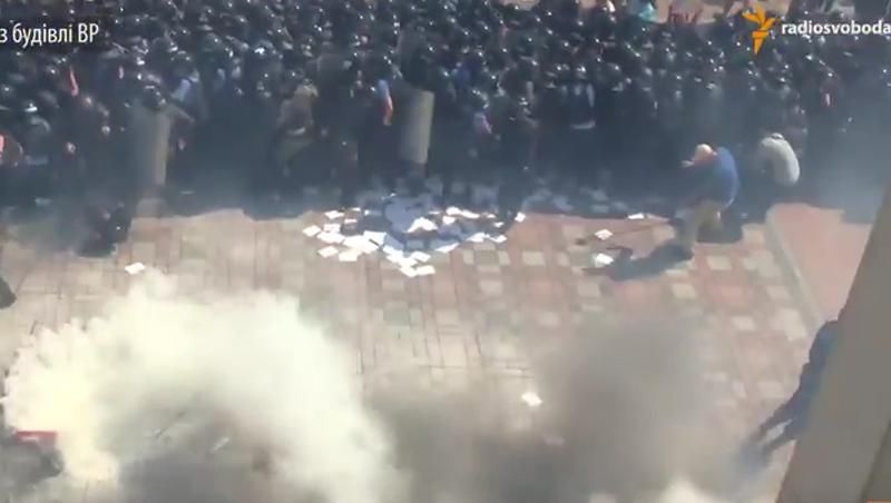 Момент взрыва гранаты под Радой — на видео с нового ракурса (18+) Момент взрыва гранаты под Радой — на видео с нового ракурса (18+)