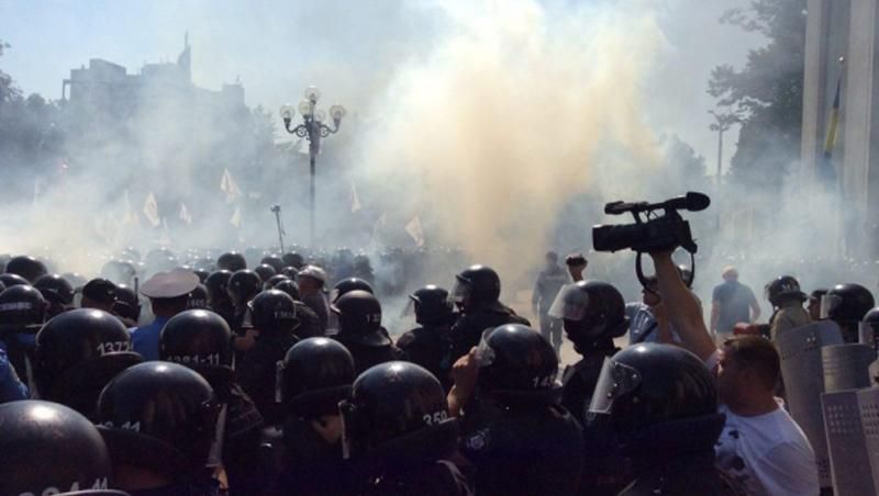 Топ-новости: изменения в Конституцию и кровавая бойня под Радой Топ-новости: изменения в Конституцию и кровавая бойня под Радой