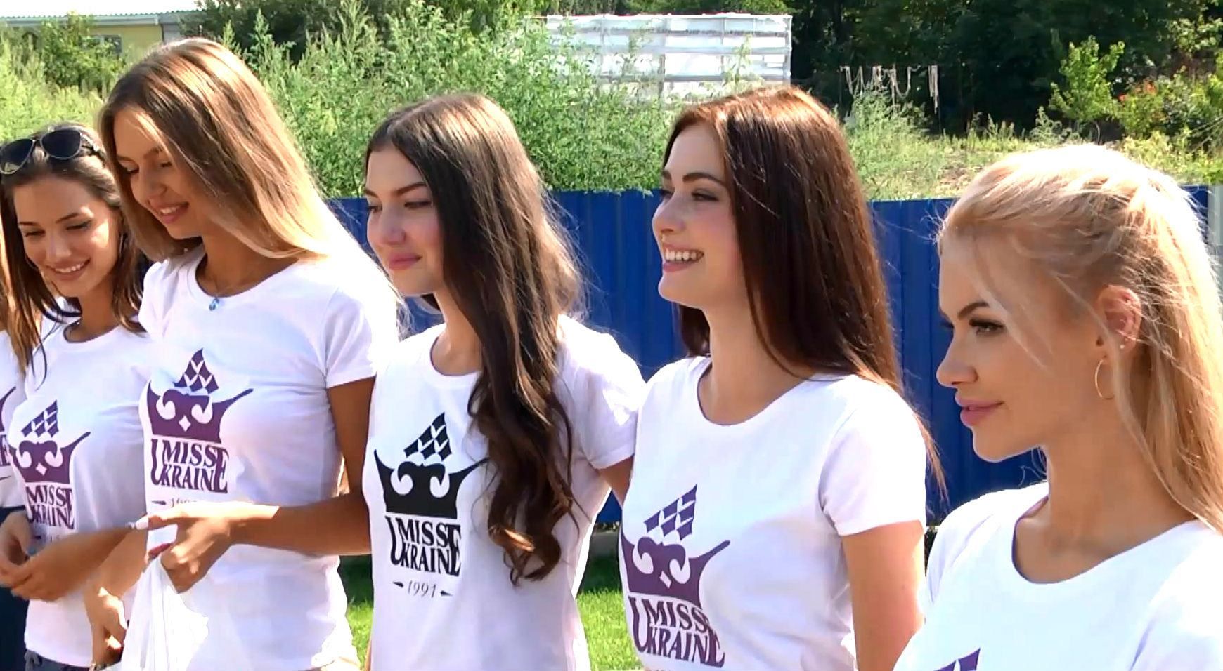 Найгарніші українки зібрали до школи десятьох дітей родини переселенців Найгарніші українки зібрали до школи десятьох дітей родини переселенців