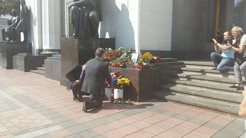 Порошенко приніс квіти на місце бійні біля Ради Порошенко приніс квіти на місце бійні біля Ради