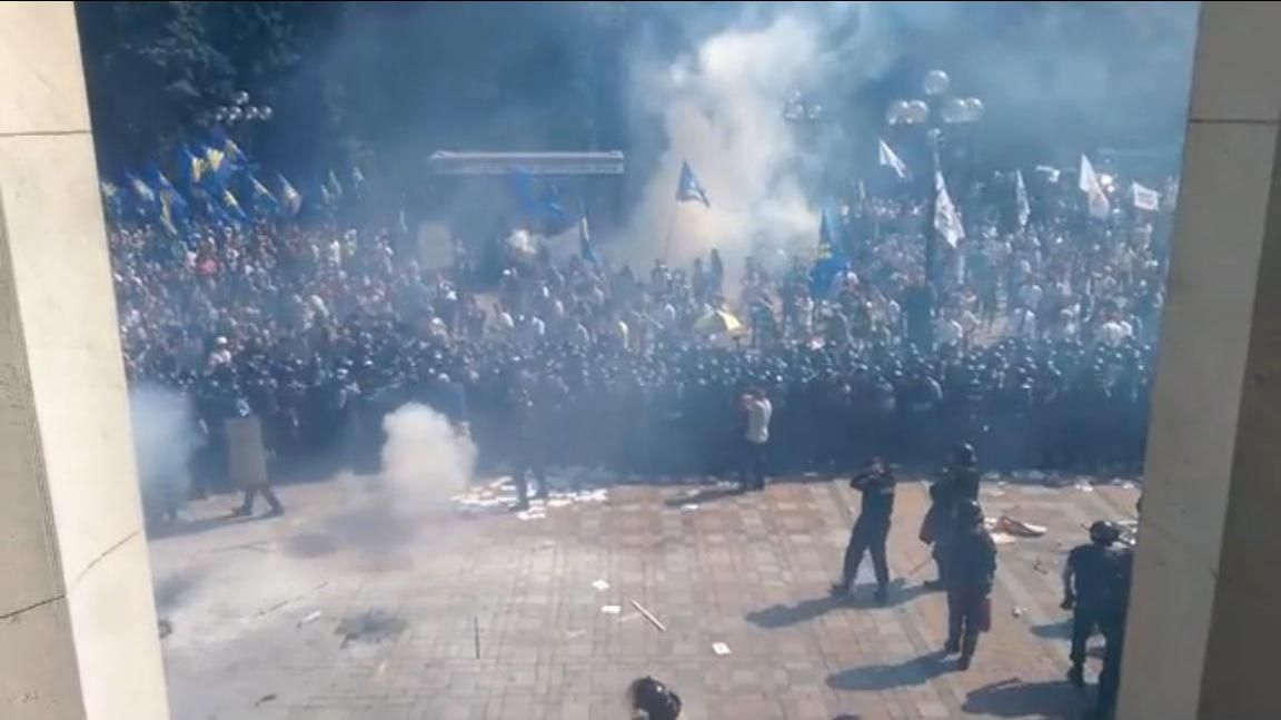 Вибухова хвиля: куди влучила граната, кинута під Радою Вибухова хвиля: куди влучила граната, кинута під Радою