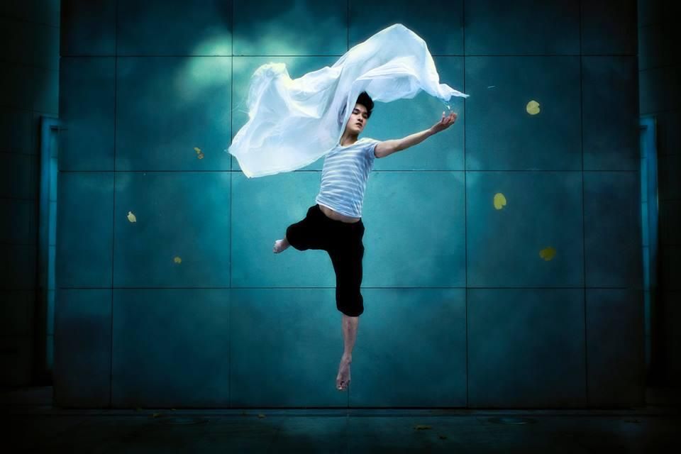 Танцовщик делает селфи, летая в воздухе Танцовщик делает селфи, летая в воздухе