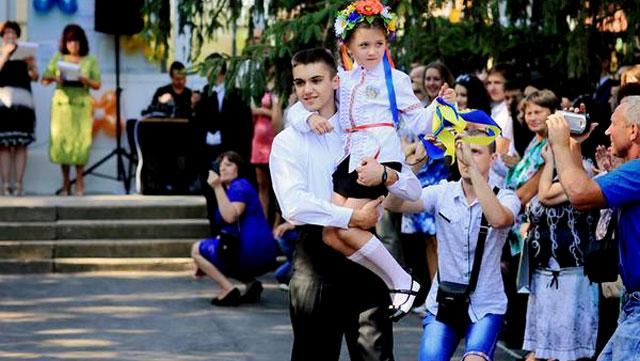 Перший дзвінок у Краматорську пройшов у синьо-жовтих барвах Перший дзвінок у Краматорську пройшов у синьо-жовтих барвах