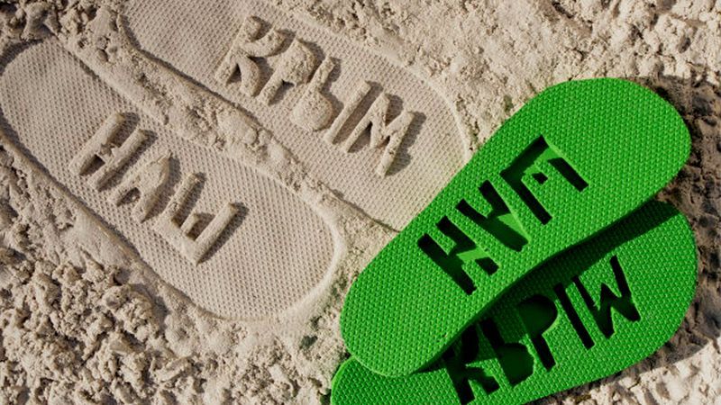 Маразм оккупантов: тапки оставляют следы "Крым наш" Маразм оккупантов: тапки оставляют следы "Крым наш"