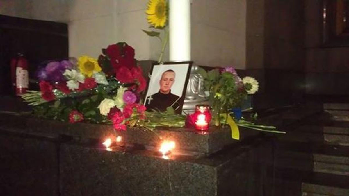 Порошенко нагородив загиблих нацгвардійців Порошенко нагородив загиблих нацгвардійців