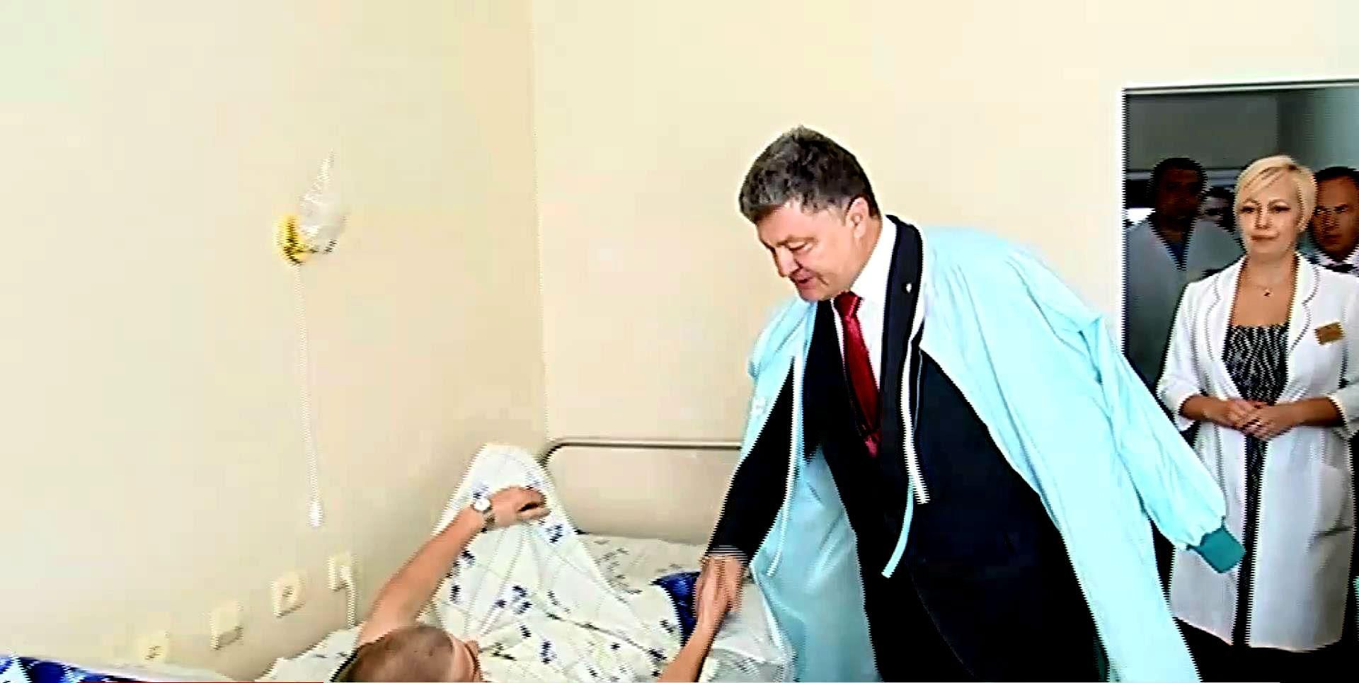 Порошенко відвідав поранених під Радою нацгвардійців Порошенко відвідав поранених під Радою нацгвардійців