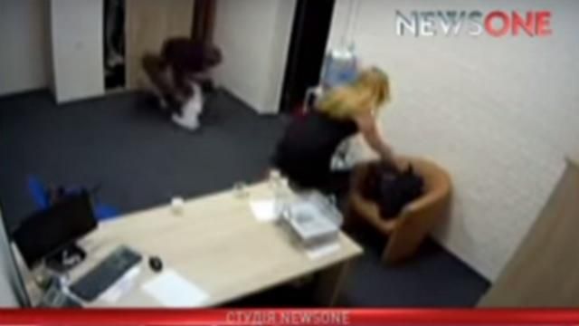 З'явилось відео, як двоє депутатів чубляться після ефіру З'явилось відео, як двоє депутатів чубляться після ефіру