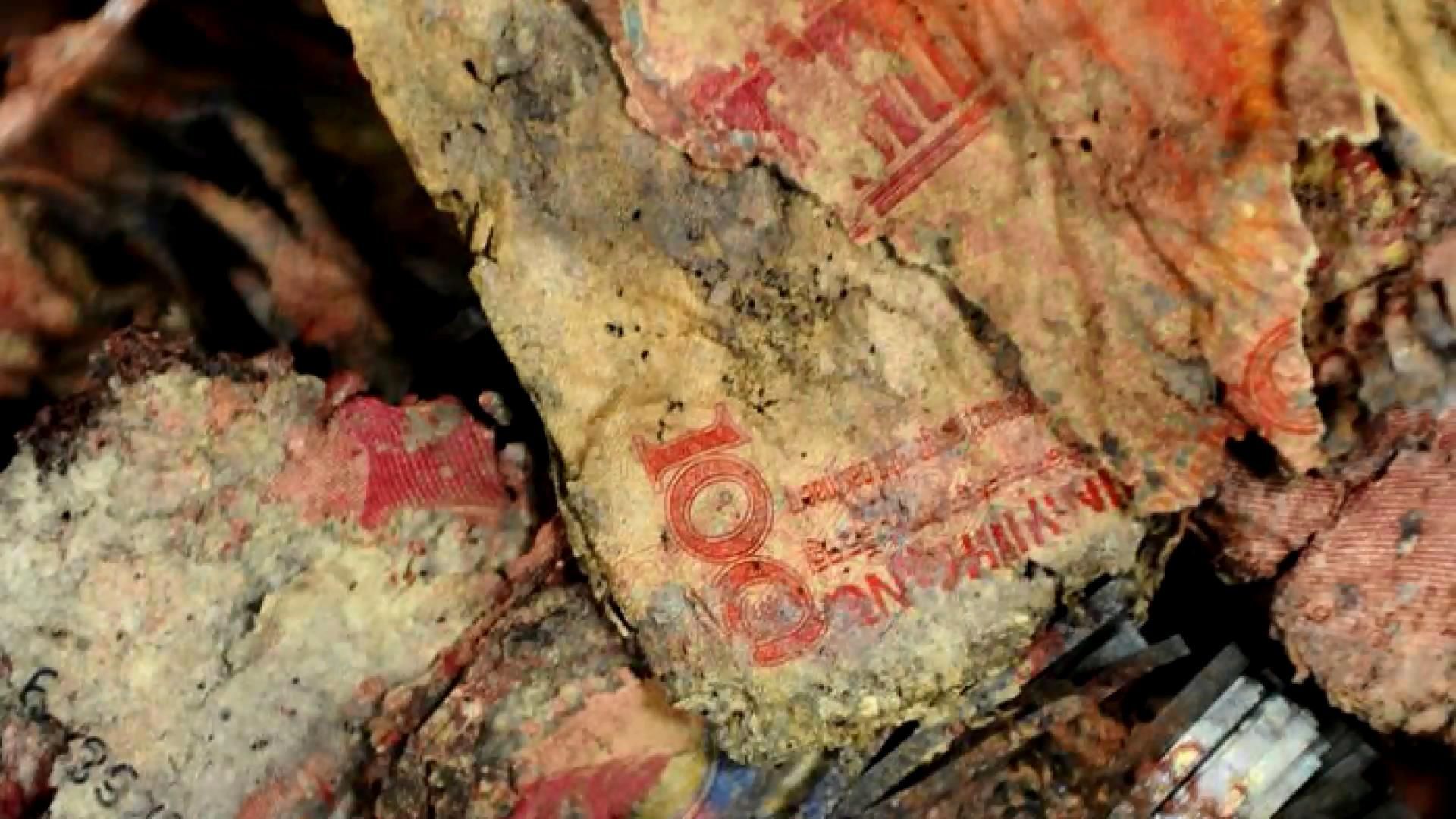 В Китае закопали в землю почти 16 тысяч долларов В Китае закопали в землю почти 16 тысяч долларов