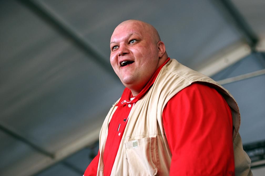 "Борец за все русское" эффектно уничтожает импортные товары "Борец за все русское" эффектно уничтожает импортные товары