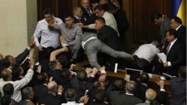 Чому депутати вирішують суперечки бійками? Чому депутати вирішують суперечки бійками?