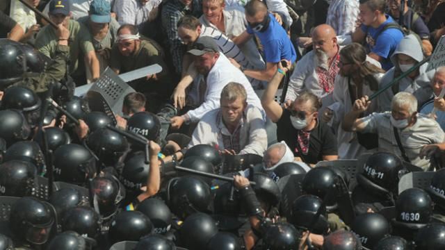 "Свободівцям" почали надходити повістки на допит через сутички під Радою