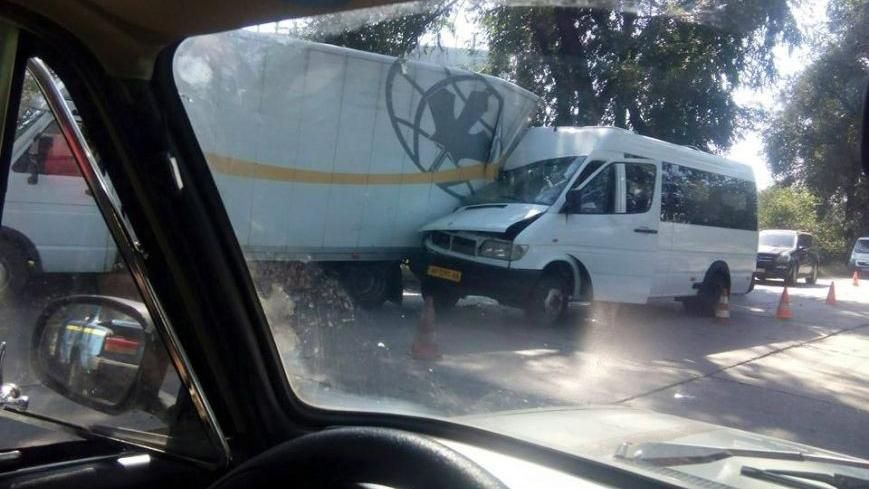 ДТП за участю маршрутки у Запоріжжі: більше десятка людей потрапило до лікарні ДТП за участю маршрутки у Запоріжжі: більше десятка людей потрапило до лікарні