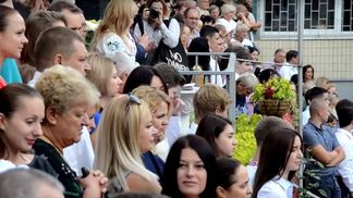 Нардепа з "Опозиційного блоку" освистали на шкільній лінійці