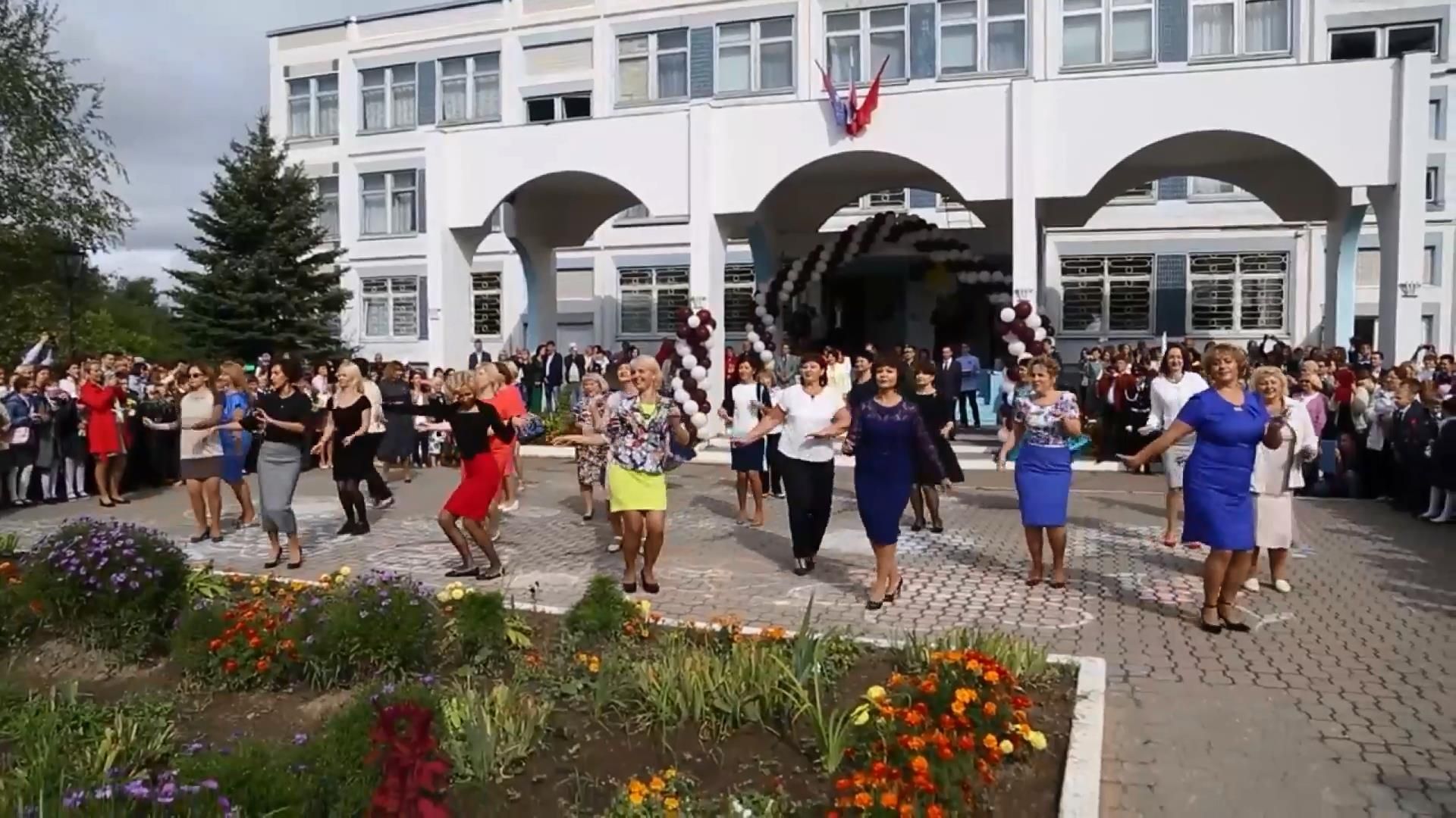 Российские учительницы станцевали под музыку из "Криминального чтива"