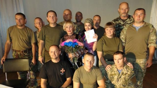 Я пишаюсь вами, — видатна радянська акторка приїхала до бійців АТО Я пишаюсь вами, — видатна радянська акторка приїхала до бійців АТО