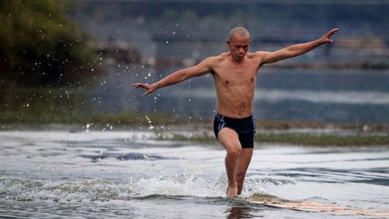 Мужчина "пробежал" по воде более ста метров