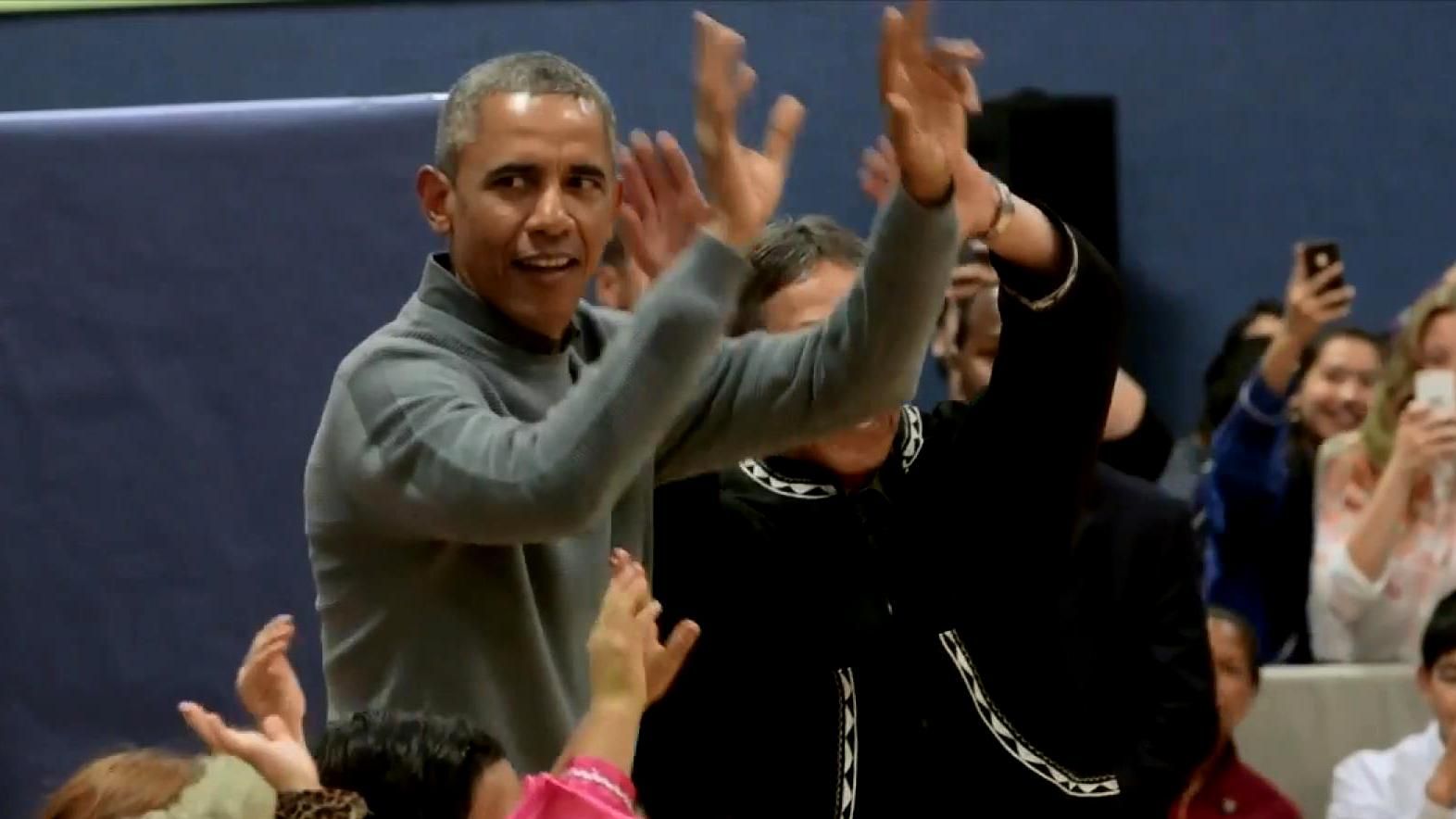 Обама грівся запальними танцями на Алясці