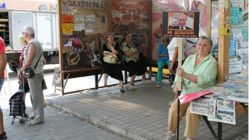 Пенсіонерка щодня виходить на одиничний протест проти Путіна Пенсіонерка щодня виходить на одиничний протест проти Путіна