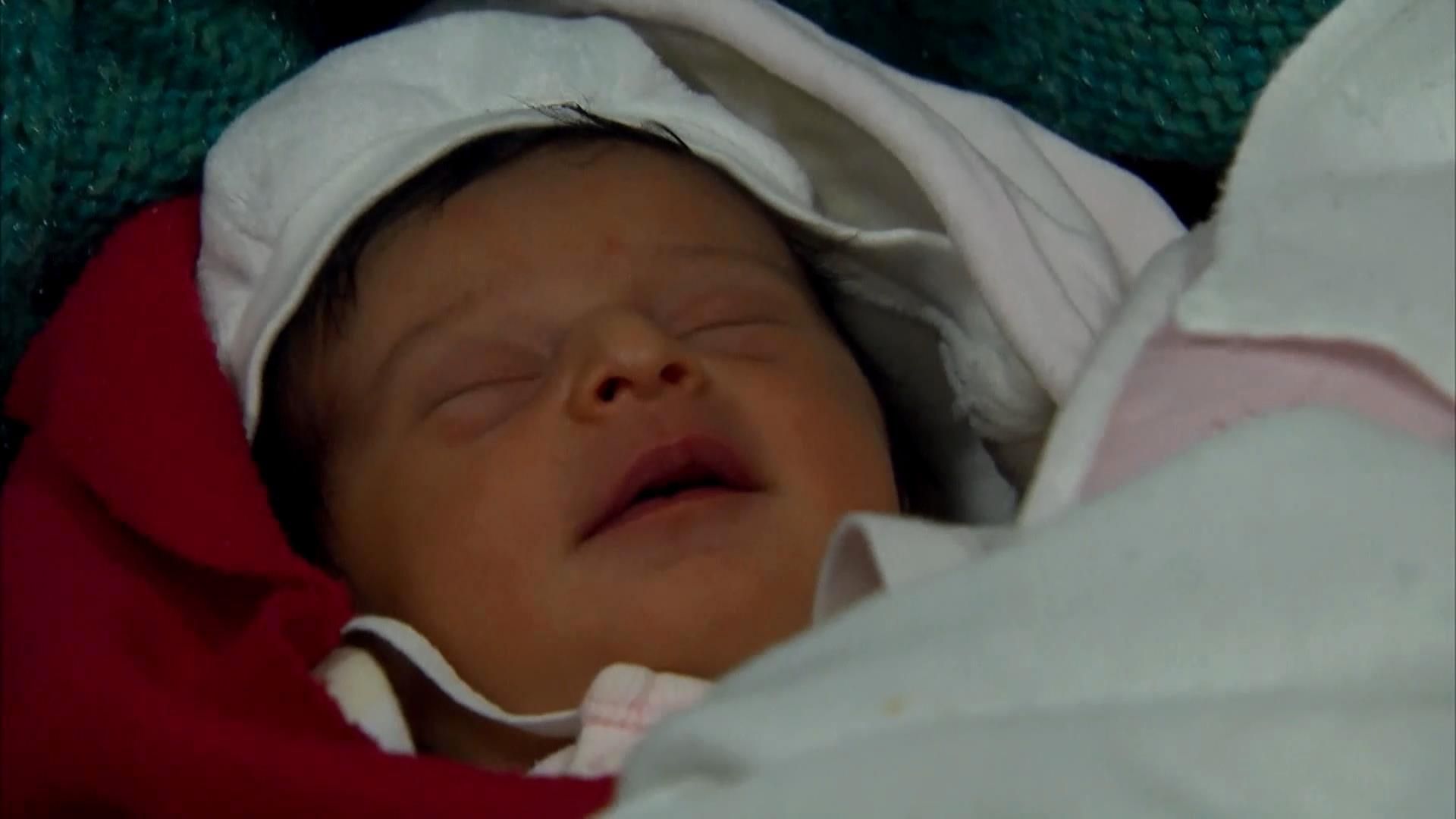 Беженка родила ребенка прямо на железнодорожном вокзале в Венгрии Беженка родила ребенка прямо на железнодорожном вокзале в Венгрии