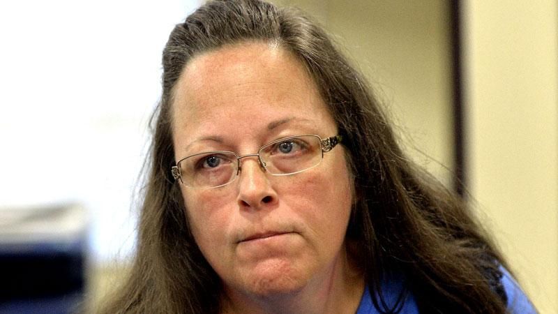 В США разгорелся скандал из-за отказа регистрировать гей-брак В США разгорелся скандал из-за отказа регистрировать гей-брак