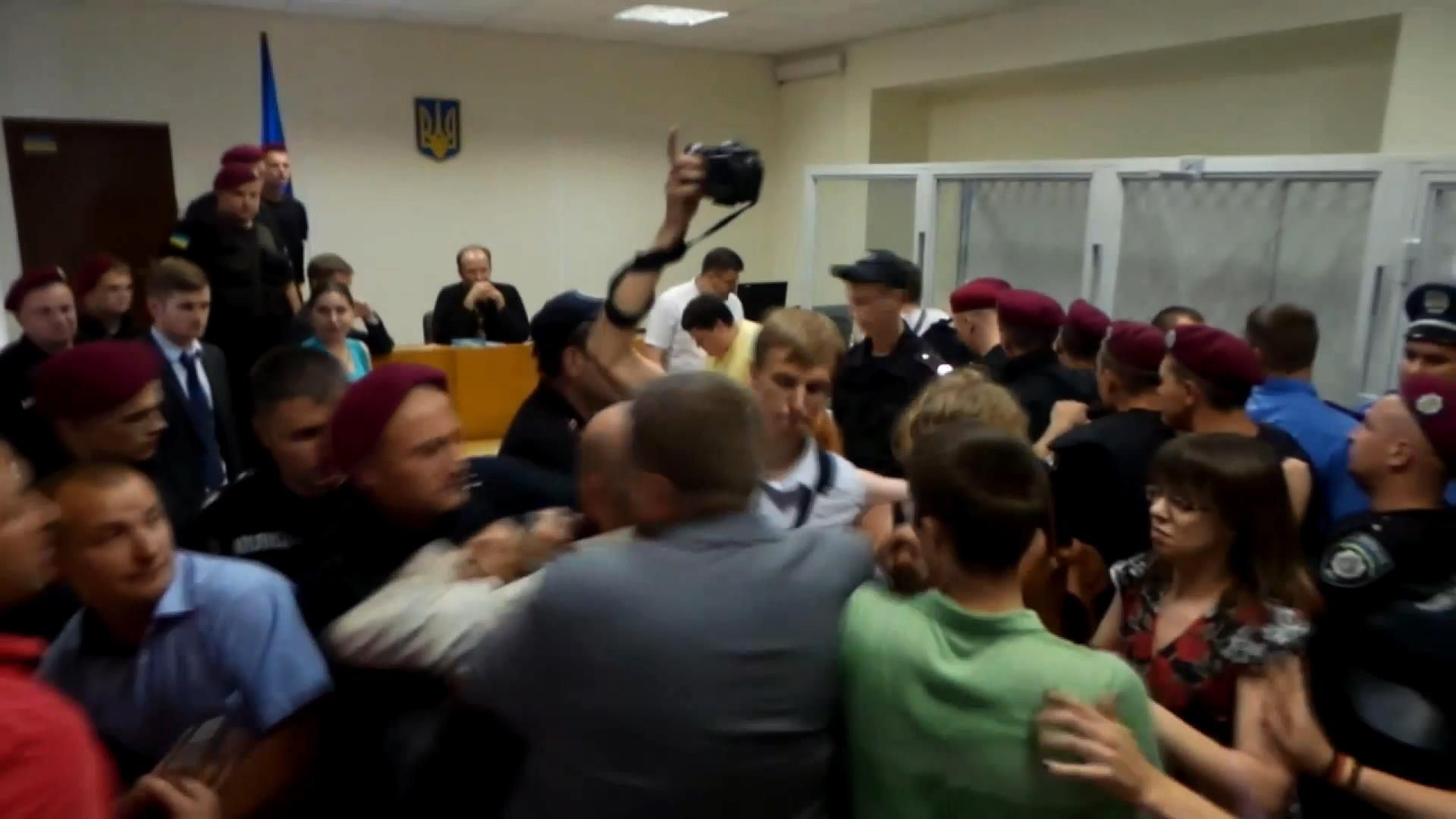 Сталась штовханина під час суду над винними у заворушеннях під Радою Сталась штовханина під час суду над винними у заворушеннях під Радою