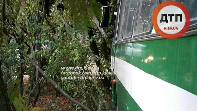 Автобус со студентами попал в аварию: есть пострадавшие
