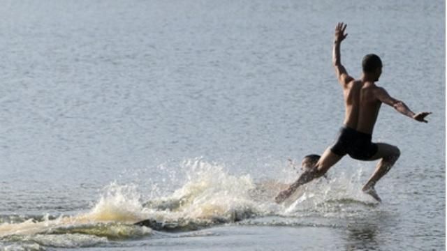 З’явилося неймовірне відео, як монах Шаоліня пробіг по воді 