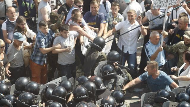 Під час сутичок під Радою затримали росіянина — бійця батальйону "ОУН" Під час сутичок під Радою затримали росіянина — бійця батальйону "ОУН"