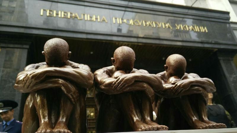 Під прокуратурою у котлах варили шоколадних бійців та танки Під прокуратурою у котлах варили шоколадних бійців та танки