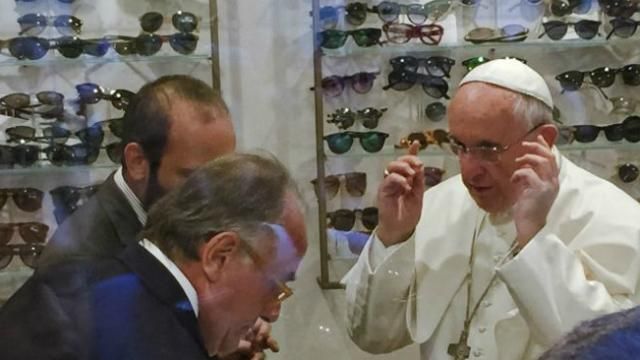 Папу застукали в магазині: міряв окуляри і гуляв Римом