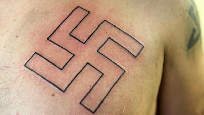 За татуювання у вигляді свастики порушили справу у Криму За татуювання у вигляді свастики порушили справу у Криму