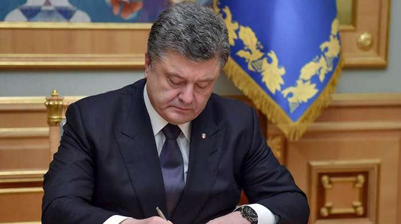Порошенко молниеносно подписал изменения в закон о выборах