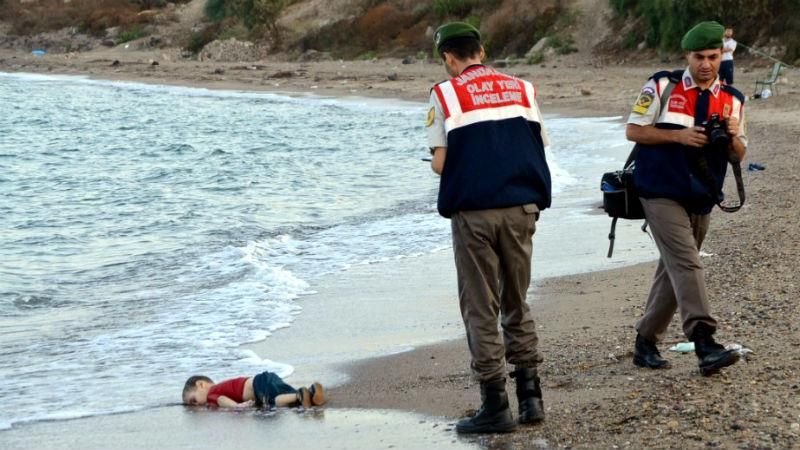 "Людство, викинуте на берег": мережу підкорило відео, присвячене мігрантам "Людство, викинуте на берег": мережу підкорило відео, присвячене мігрантам