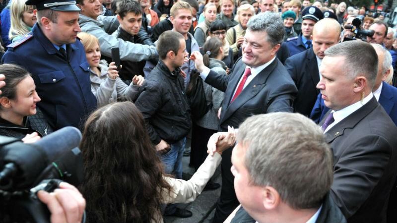 Військові, держохорона та тілоохоронці — як охороняють Порошенка Військові, держохорона та тілоохоронці — як охороняють Порошенка