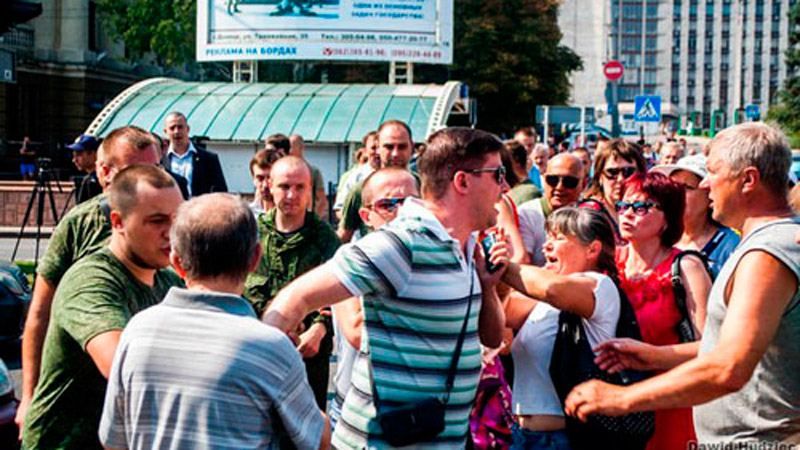 На мітингу в окупованому Донецьку почалися арешти 